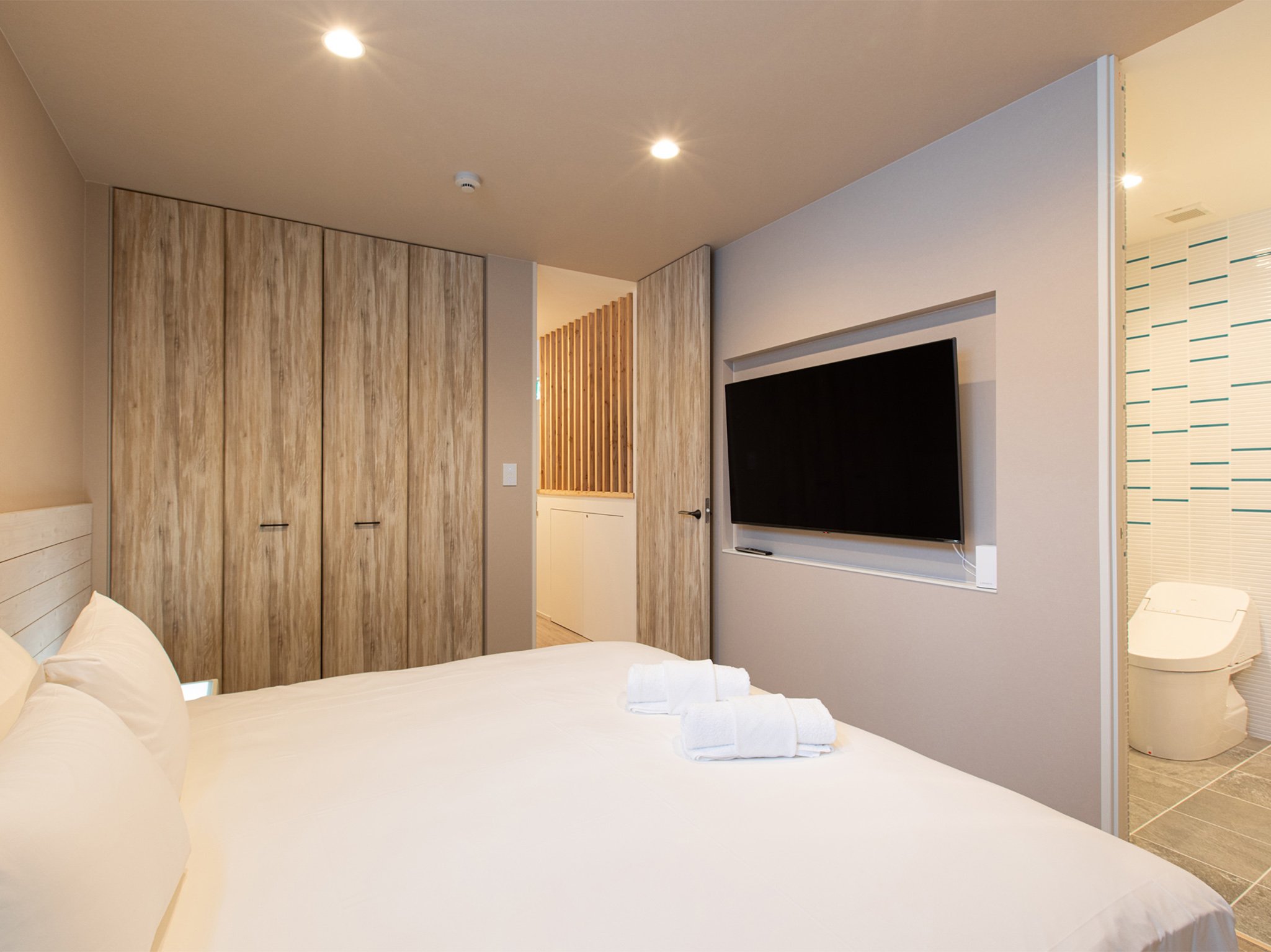 Olaf House - Contemporary elegance of guest bedroom